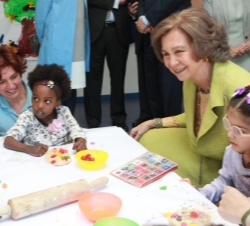 La Reina durante su visita al aula de Infantil de la Fundación Bobath 